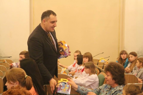 50 дітей із Бахмута і Красногорівки колядували в Львівській обласній раді