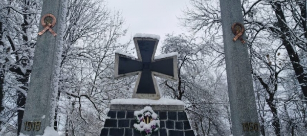 У Красному встановили нові ковані вінки на меморіалі «Борцям за волю України»