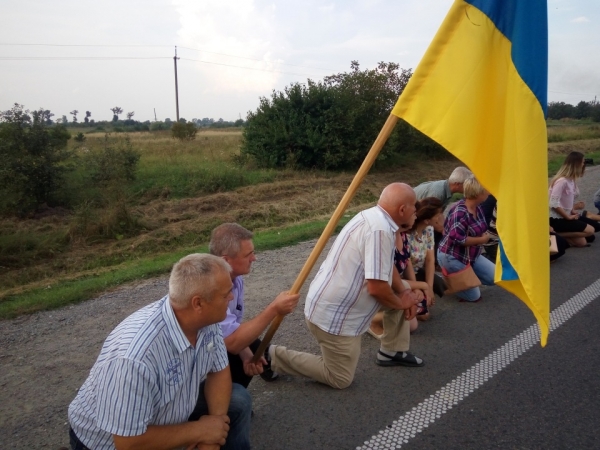 Навколішках, з квітами й прапорами, щирою молитвою зустріли бущани загиблого українського захисника Дмитра Урбанського