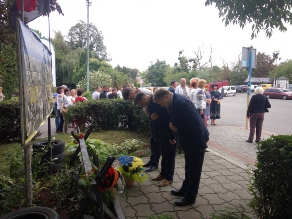Керівники району та міста у День Державного Прапора України поклали квіти до меморіалу Героям Небесної Сотні