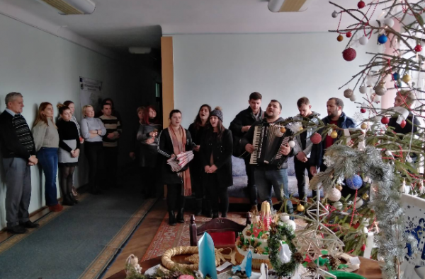 Колектив працівників РДА з Різдвом привітали прихожани Християнської церкви "Віфезда"