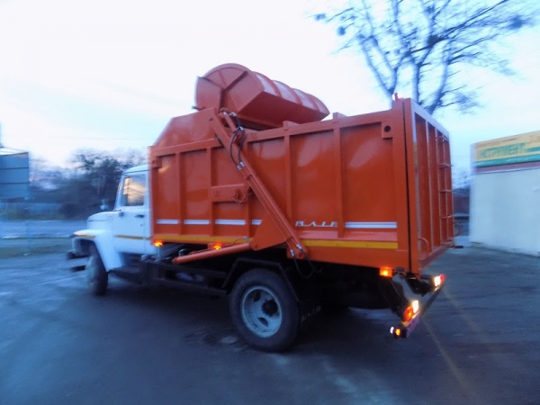 СЕЛИЩЕ КРАСНЕ ОТРИМАЛО СУЧАСНУ СМІТТЄЗБИРАЛЬНУ МАШИНУ