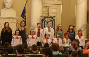 50 дітей із Бахмута і Красногорівки колядували в Львівській обласній раді