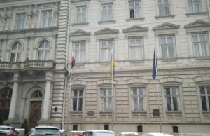 Прапор національно-визвольних змагань українського народу замайорів біля обласної ради