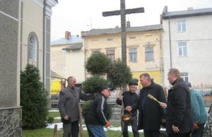 Лесоводы Бродовщины высадили декоративные кусты на церковном дворе