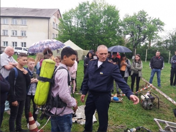 Рятувальники 14 ДПРЧ м.Буськ продемонстрували зразки сучасної техніки, яка використовується при виникненні надзвичайних ситуацій
