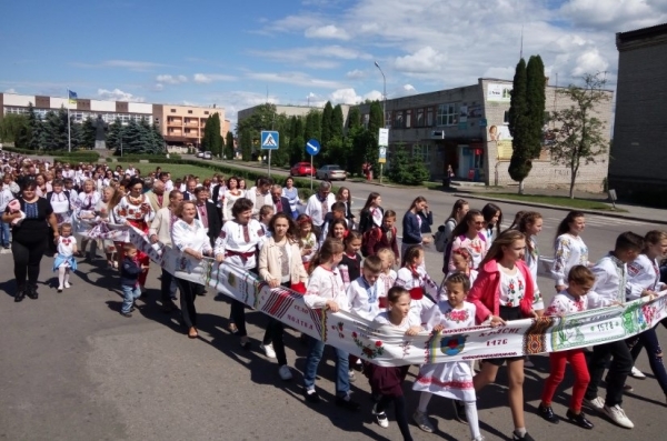 Близько тисячі бущан сьогодні, 17 травня, взяли участь у параді вишиванок, який пройшов вулиця районного центру Буська