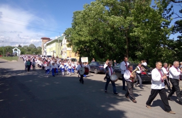 Близько тисячі бущан сьогодні, 17 травня, взяли участь у параді вишиванок, який пройшов вулиця районного центру Буська
