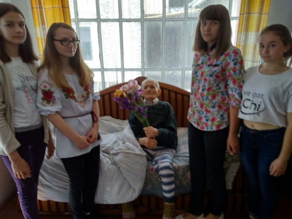 Учні та педагоги Ожидівської школи провели ряд заходів до Дня пам’яті і примирення, відвідали ветеранів Другої світової війни, подарували їм квіти та солодощі