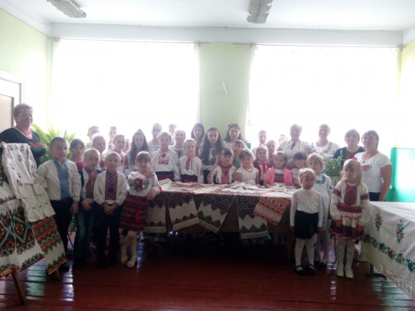 А над світом українська вишивка цвіте!