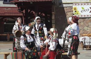 Традиційне весілля з усіма старовинними звичаями бузецького краю відтворили на території ресторану-музею «Петрова садиба»