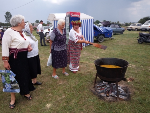 Керівництво області та району побувало на благодійному фестивалі "За двором" у с.Задвір'я