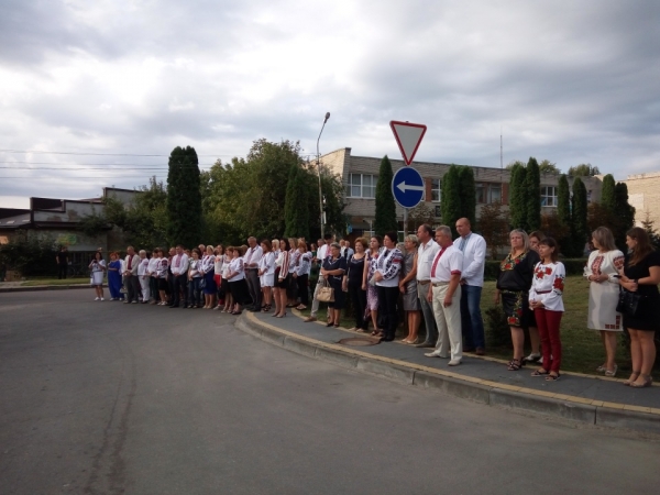 На майдані Незалежності у Буську відбулася урочиста церемонія підняття Державного Прапора України