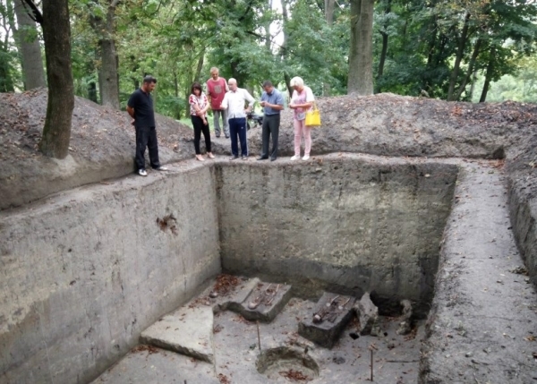 Заступники голів РДА і райради Тетяна Сай і Роман Фурда привітали учасників розкопок у Буську з Днем археолога