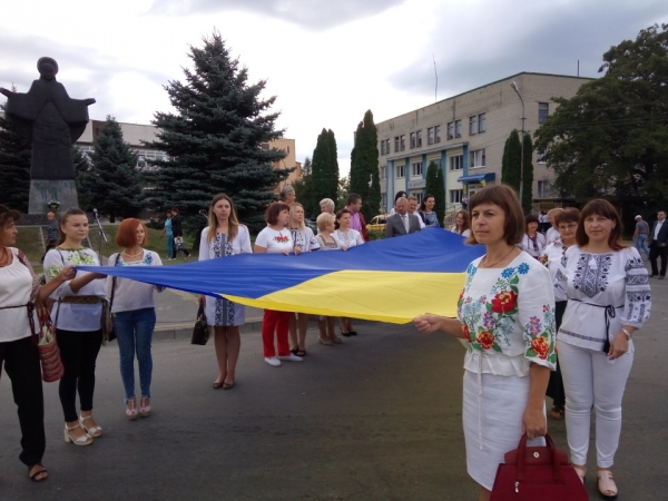 На майдані Незалежності у Буську відбулася урочиста церемонія підняття Державного Прапора України