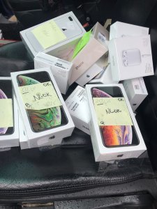 Працівники митниці вилучили флагманські смартфони phone xs та iphone xs max 