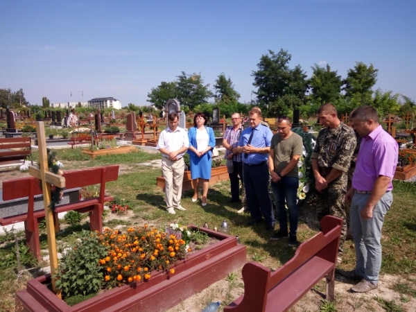 Учасники ООС (АТО) та керівники району поклали квіти до могили захисника України Петра Бойка