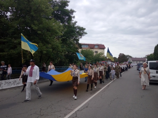 Сотні бущан пройшли сьогодні з синьо-жовтим полотнищем центральними вулицями міста Буська