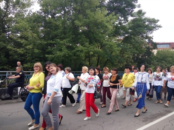 Сотні бущан пройшли сьогодні з синьо-жовтим полотнищем центральними вулицями міста Буська