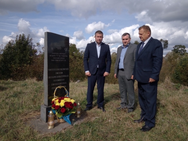 Керівники районної влади вшанували пам'ять жертв масових розстрілів, вчинених нацистами у 1941-1943 рр.
