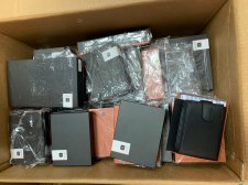 Не з порожнім багажем: українець намагався приховати майже шкіряних 400 гаманців