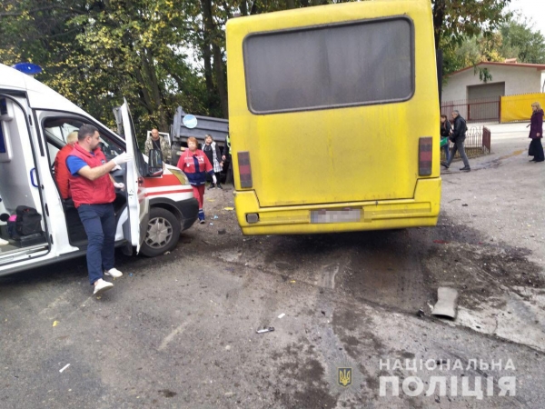 Поблизу Львова вантажівка зіткнулася з маршруткою, є постраждалі