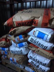 Тонну пшениці і 750 л молока хотіли провезти через «зелений коридор»