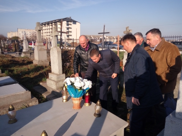 На міському кладовищі Буська керівники поклали квіти до могили батьків президента ЗУНР Євгена Петрушевича
