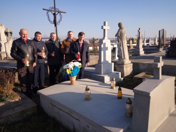 На міському кладовищі Буська керівники поклали квіти до могили батьків президента ЗУНР Євгена Петрушевича