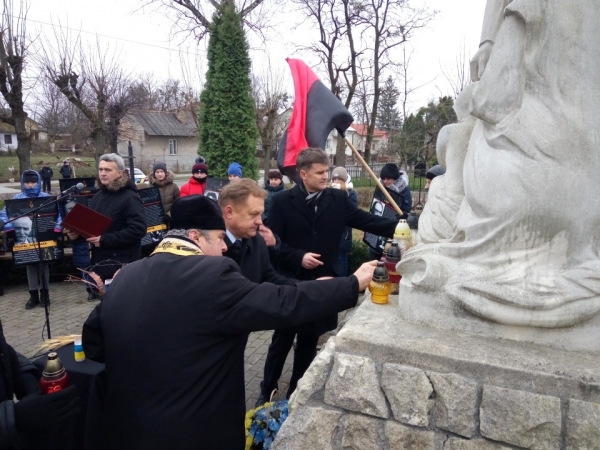 Бущани вшанували пам'ять жертв голодоморів в Україні, помолилися, запалили свічки, поклали квіти до пам'ятника Скорботи та до будівлі колишньої тюрми НКВС