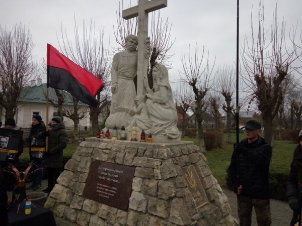 Бущани вшанували пам'ять жертв голодоморів в Україні, помолилися, запалили свічки, поклали квіти до пам'ятника Скорботи та до будівлі колишньої тюрми НКВС