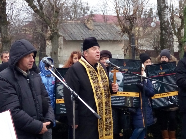 Бущани вшанували пам'ять жертв голодоморів в Україні, помолилися, запалили свічки, поклали квіти до пам'ятника Скорботи та до будівлі колишньої тюрми НКВС