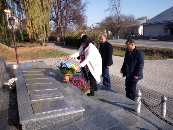 Керівники органів влади, представники Братства ОУН-УПА поклали квіти до місця поховання загиблих у Красному летунів УГА