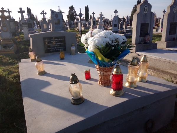 На міському кладовищі Буська керівники поклали квіти до могили батьків президента ЗУНР Євгена Петрушевича