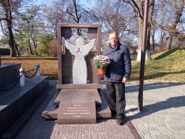 Керівники органів влади, представники Братства ОУН-УПА поклали квіти до місця поховання загиблих у Красному летунів УГА