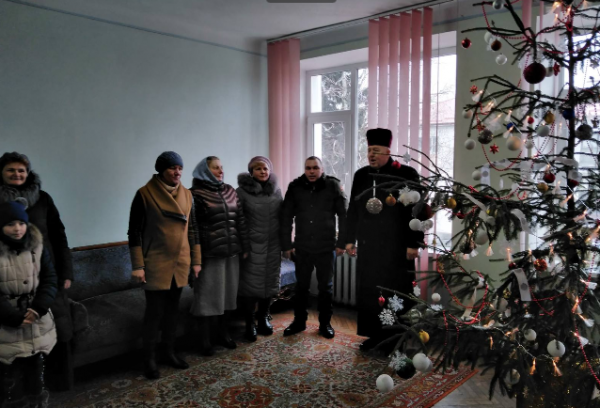 З новорічними та різдвяними святами працівників адмінбудинку привітали колядники з села Заводського