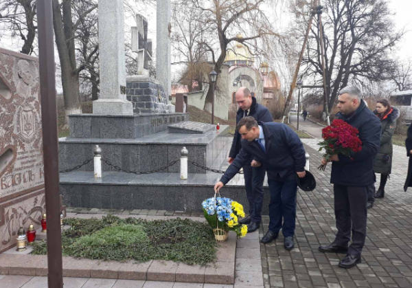 У селищі Красне влада та громадськість вшанували пам'ять Головнокомандувача УПА Василя Кука