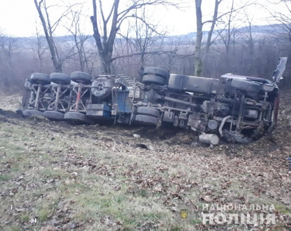 На автодорозі Київ – Чоп перевернулася вантажівка, водій помер на місці