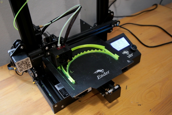 Медики, які борються із коронавірусом, отримали понад 2 тисячі захисних масок, виготовлених на 3D-принтері 