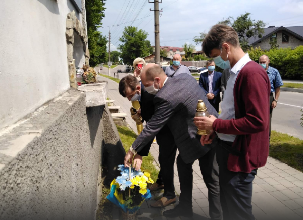 Сьогодні відбулося покладання квітів до меморіальної дошки жертвам сталінського терору
