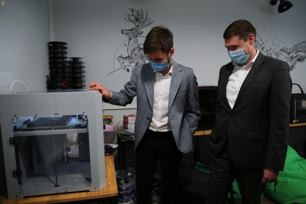 Медики, які борються із коронавірусом, отримали понад 2 тисячі захисних масок, виготовлених на 3D-принтері 