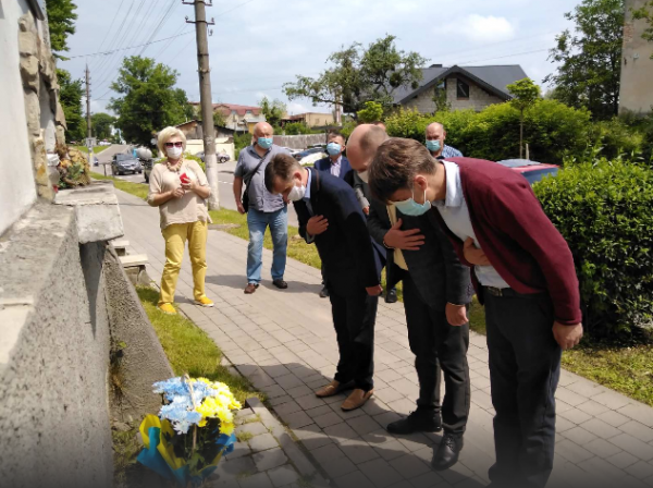 Сьогодні відбулося покладання квітів до меморіальної дошки жертвам сталінського терору