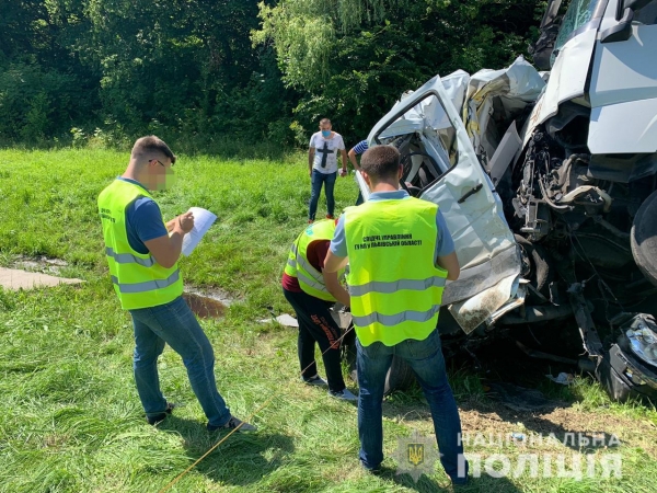 Водій мікроавтобуса загинув внаслідок автозіткнення поблизу Львова – поліцейські затримали винуватця ДТП