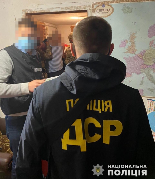Поліцейські Львівщини затримали священнослужителя за торгівлю зброєю