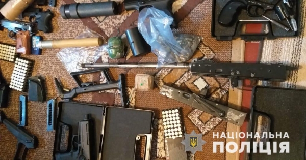 Поліцейські Львівщини затримали священнослужителя за торгівлю зброєю