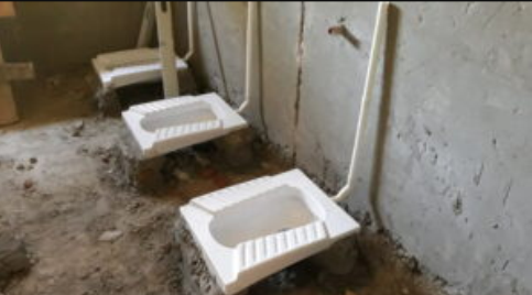 В приміщенні Красненської ЗОШ тривають ремонтні роботи щодо облаштування сучасних внутрішніх санвузлів.