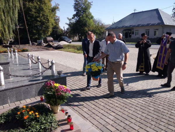 У селищі Красне влада та громадськість вшанували пам'ять Головнокомандувача УПА Василя Кука