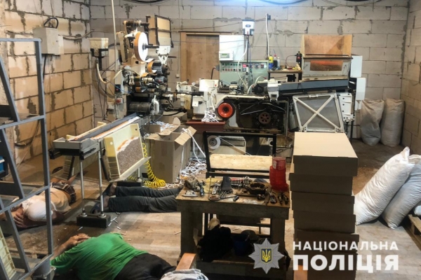 Львівські поліцейські ліквідували масштабне підпільне виробництво тютюнових виробів