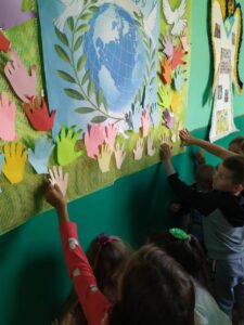 У місцевій школі села Утішків провели акцію «Ми голосуємо – за мир!»