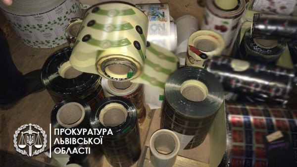 Правоохоронці на Львівщині розслідують підробку відомих напоїв у промислових масштабах